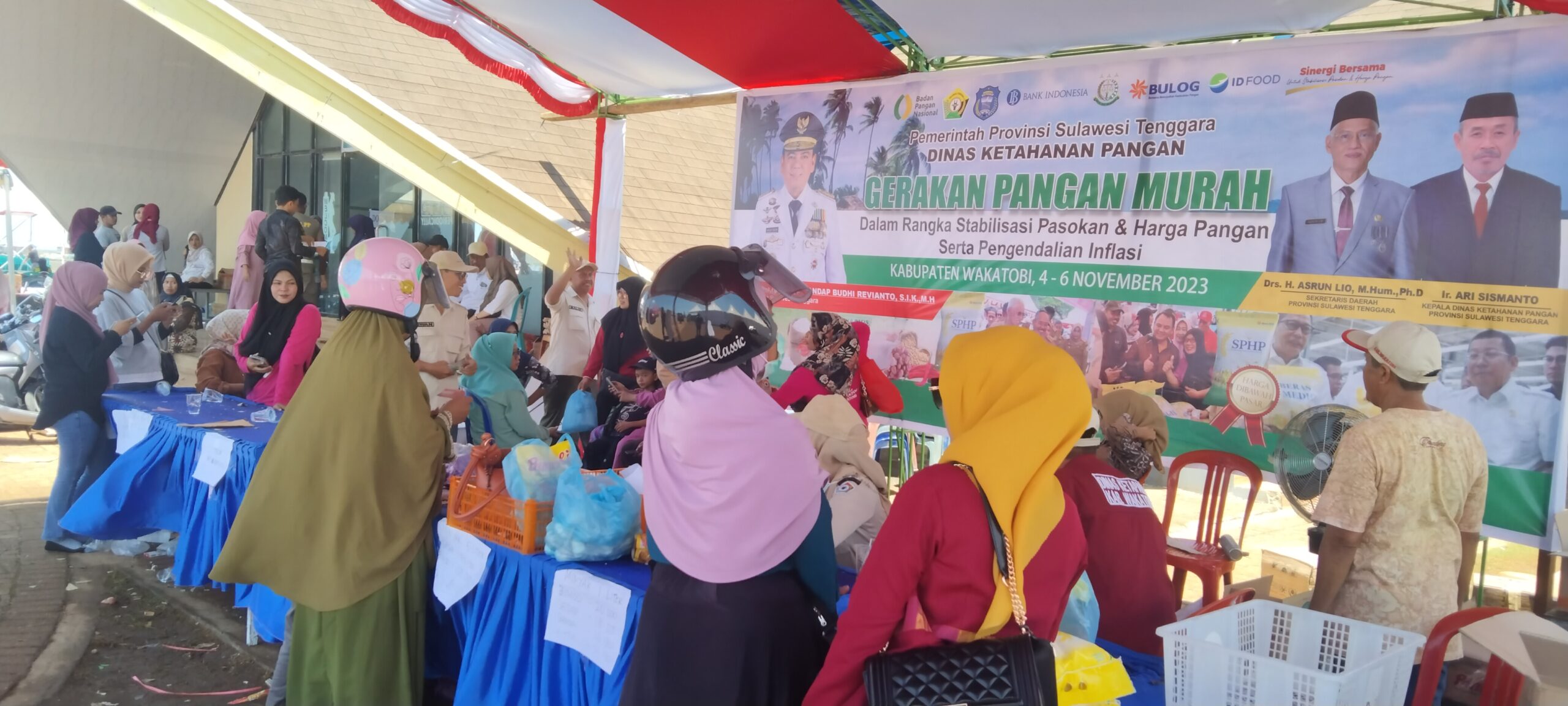 BANTUAN SOSIAL-Pemerintah Provinsi menyelenggarakan gerakan pangan murah di Wakatobi, yang diserbu sejumlah emak-emak. Sekaligus menyalurkan bansos kepada KPM di daerah tersebut.