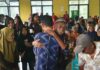 Ketgam : Bupati Wakatobi Haliana dirangkul oleh salah seorang warga penerima paket bantuan pangan di Wangsel.