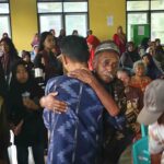 Ketgam : Bupati Wakatobi Haliana dirangkul oleh salah seorang warga penerima paket bantuan pangan di Wangsel.